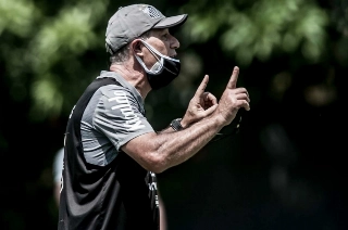 Técnico Ariel Holan terá o Deportivo Lara como adversário. Foto: Divulgação/Santos