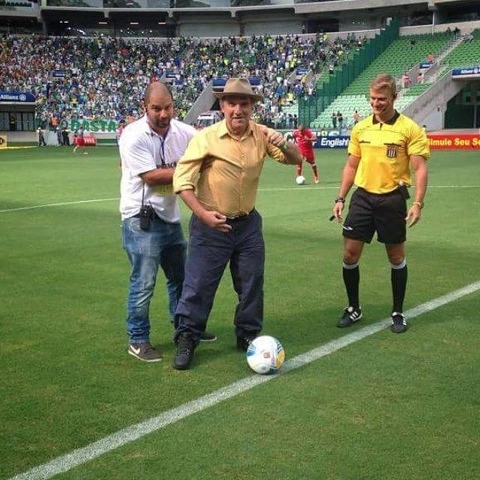 Ao centro, Osmar Santos se prepara para dar o chute inicial de uma partida