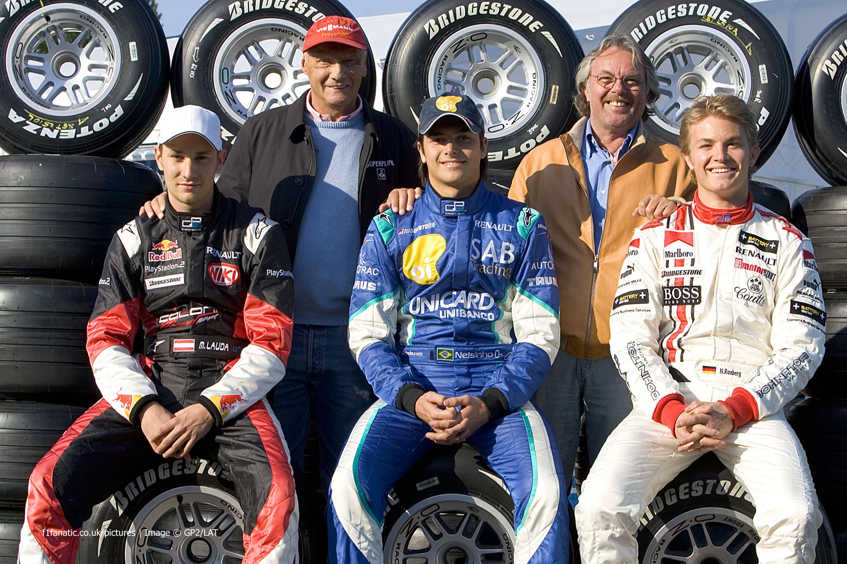 Jovens pilotos e veteranos. Atrás, Niki Lauda e Keke Rosberg. À frente, Mathias Lauda, Nelsinho Piquet e Nico Rosberg, em 2005, durante fim de semana da GP2. Foto: Divulgação