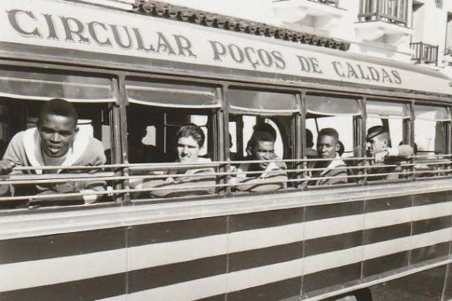 Preparação para a Copa de 58, delegação da seleção brasileira em um precário ônibus circular de Poços de Campos. Pela ordem, Zózimo, Pampolini, Didi, Pelé e Joel Martins