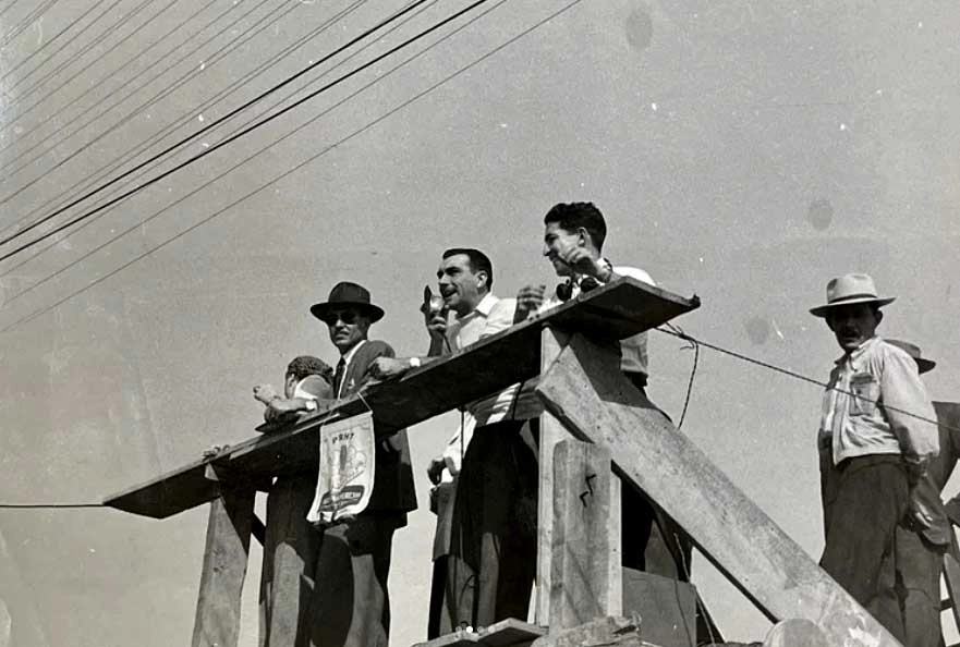 Na década de 1950, na precariedade de um palanque improvisado narrando uma corrida de kart no Jardim Marajoara, na zona sul da capital paulista. Foto: arquivo pessoal de Christian Fittipaldi