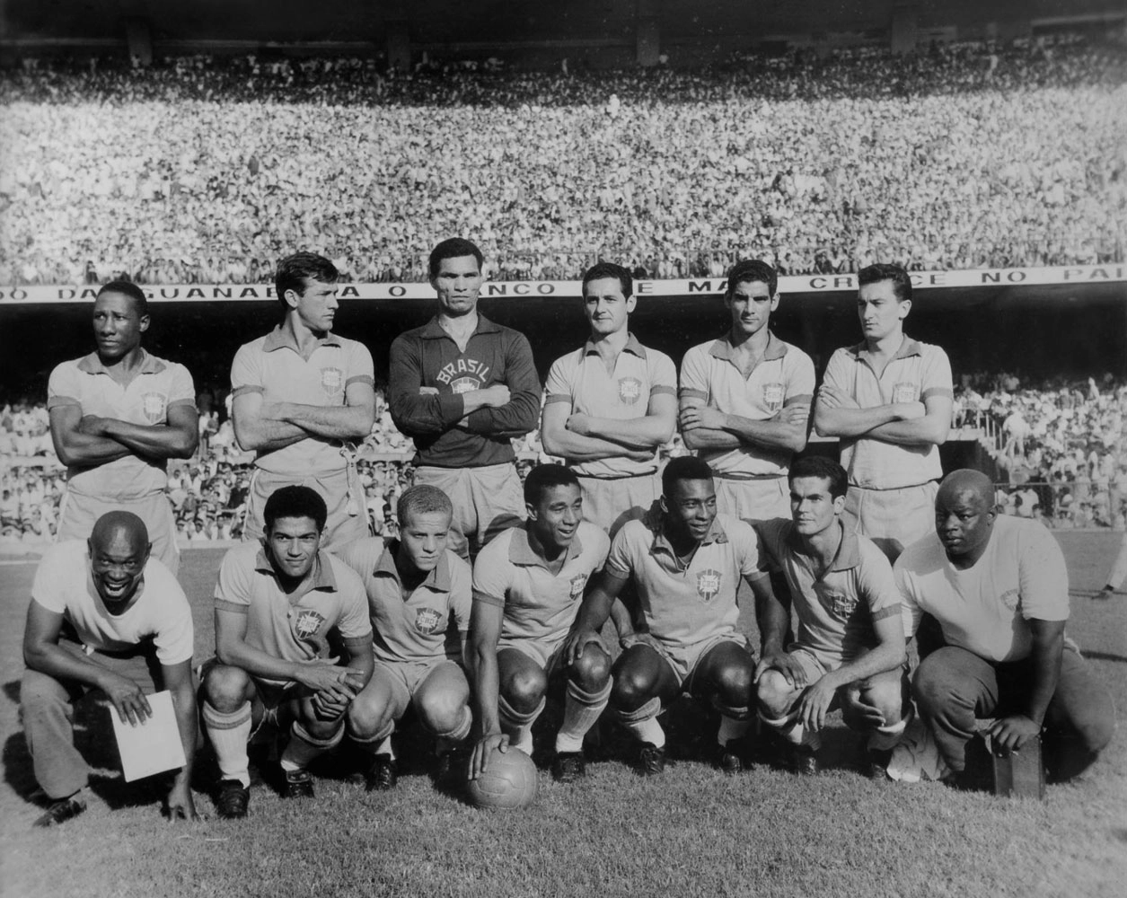 Seleção Brasileira, no estádio do Maracanã em 1965. Da esquerda para a direita, em pé: Djalma Santos, Bellini, Manga, Orlando, Rildo e Dudu. Agachados: Mário Américo, Garrincha, Ademir da Guia, Flávio Minuano, Pelé, Rinaldo e Pai Santana