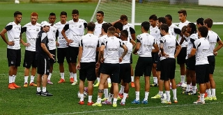 Os jogadores recorrem diariamente ao gerente de futebol, Zinho, para que ele convença o Comitê Gestor do Santos a liberar o pagamento