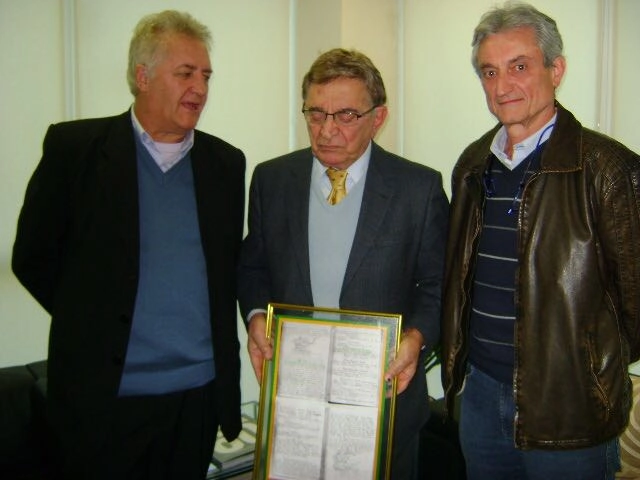 Fábio Koff, no centro, durante homenagem. À direita, Cezar Augusto Caldart