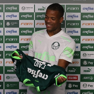 Jogador durante sua apresentação ao clube nesta segunda-feira (15). Foto: Cesar Greco/Palmeiras