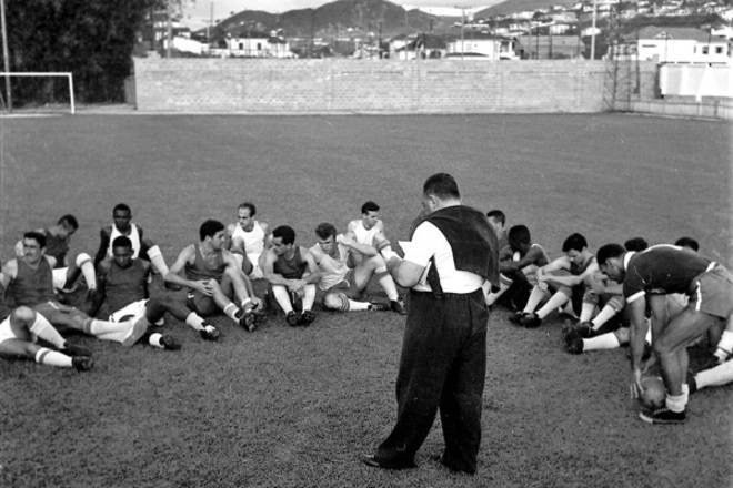 Feola faz prelação com elenco da seleFeola faz prelação com elenco da seleção de 58. À direita, pegando a bola está Paulo Amaral. Sentados, temos Pelé e atrás dele está Zózimo. Depois, Mauro Ramos conversa com Zito. Atrás deles está Dino Sani. Depois de Zito está Mazzola e Zagallo está atrás. Outro identificado é Pepe, depois do jogador que está olhando para a direitação de 58. À direita, pegando a bola está Paulo Amaral. Sentados, temos Pelé e atrás dele está Zózimo. Depois, Mauro Ramos conversa com Zito. Atrás deles está Dino Sani. Depois de Zito está Mazzola e Zagallo está atrás. Outro identificado é Pepe, depois do jogador que está olhando para a direita