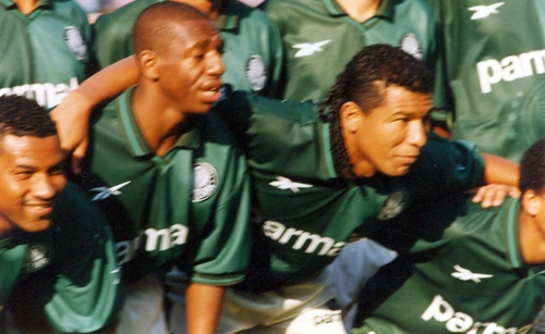 Palmeiras perfilado para enfrentar o Cruzeiro em 1997 no Palestra Itália. Agachados vemos Viola, Amaral e Oséas. Foto: Evandro Ribeiro