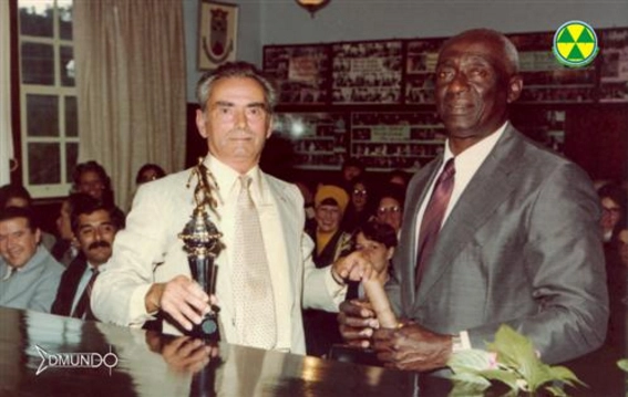 No ano de 1978, em reunião realizada na Câmara Municipal de Campos do Jordão, o Vereador Miguel Lopes de Pina entrega ao esportista Paulo de Oliveira, o popular Paulo Aço, pai do grande recordista mundial de Salto Triplo João Carlos de Oliveira, o João do Pulo, merecido diploma e troféu de Esportista do Ano. Foto reprodução do site Campos do Jordão Cultura