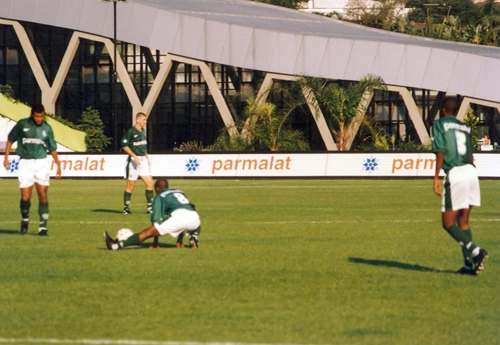 Jogadores do Palmeiras batem bola antes de partida no Parque Antártica. O primeiro à direita é Roque Junior. Com a perna estendida vemos Amaral. Ao lado dele, Oseás. Ao fundo, Galeano. Foto: Evandro Ribeiro