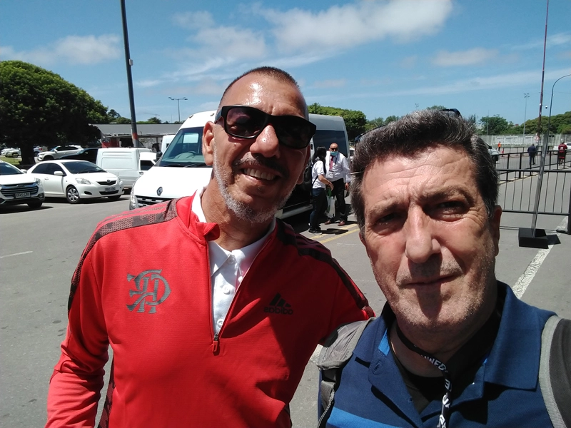 Mozer e Carlos Alberto Spina (ex-Matsubara) em 21 novembro de 2021, nos arredores do Estádio Centenário, em Montevidéu, dia em que o Palmeiras venceu o Flamengo na decisão da Libertadores por 2 a 1. Foto: arquivo pessoal de Carlos Alberto Spina