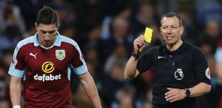 Futebol inglês testará suspensão temporária no lugar de cartão amarelo