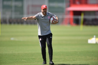 Treinador espanhol durante atividade no CT Parque Gigante. Foto: Ricardo Duarte/Inter