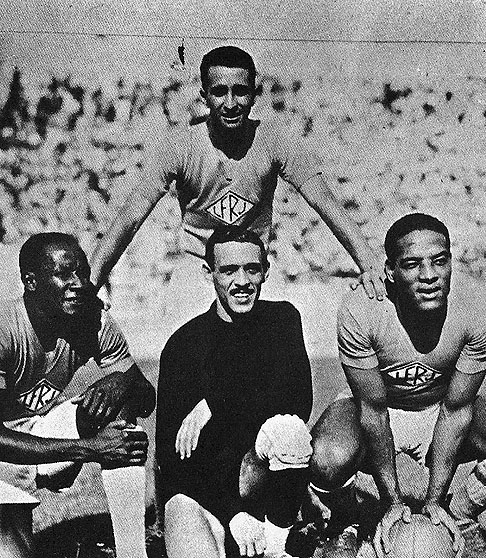 Seleção do Rio de Janeiro em 1939. Domingos da Guia, com Afonsinho, Aimoré e Florindo.

