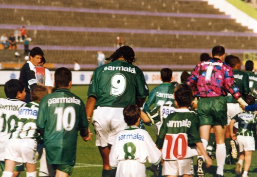 Verdão entrando em campo com destaque para Oséas (camisa 9) e Velloso (goleiro)