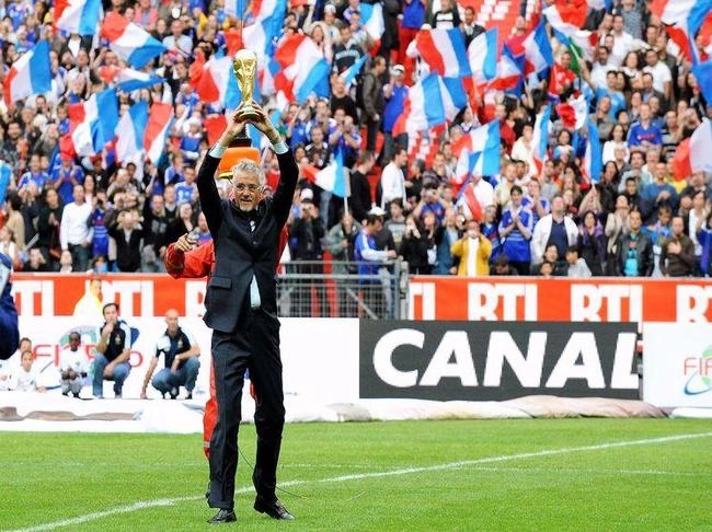 Jacquet repete o gesto que Bellini criou, no estádio repleto de franceses. Foto: AI