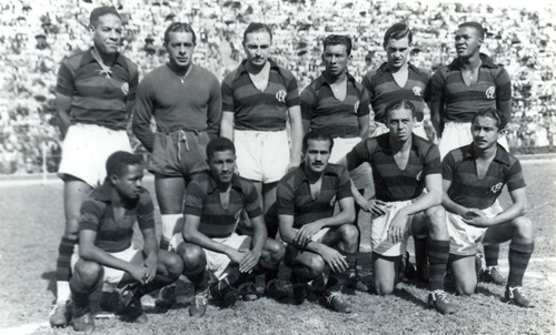 Formação do Mengão tricampeão carioca em 1942, 43 e 44. Domingos da Guia é o primeiro em pé da esquerda para a direita, o terceiro é Médio e o último é Jaime; agachados vemos Pirillo (terceiro da esquerda para a direita), Perácio (quarto da esquerda para a direita) e Vevé (quinto da esquerda para a direita)