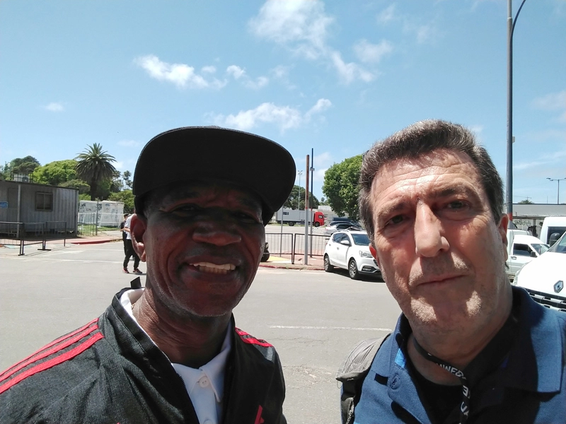 Adilio e Carlos Alberto Spina (ex-Matsubara) em 21 novembro de 2021, nos arredores do Estádio Centenário, em Montevidéu, dia em que o Palmeiras venceu o Flamengo na decisão da Libertadores por 2 a 1. Foto: arquivo pessoal de Carlos Alberto Spina