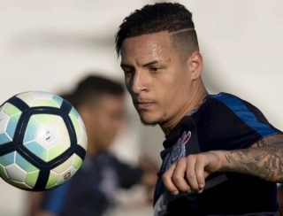 Guilherme Arana em ação em treino do Corinthians; lateral não deve seguir em 2018