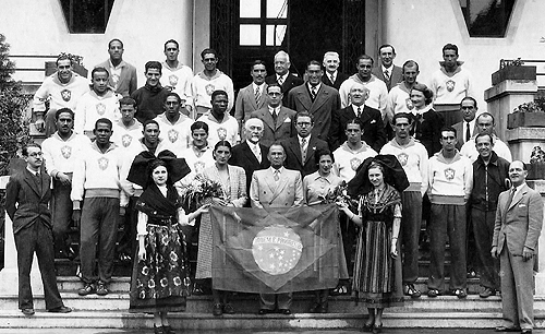 1938: Seleção Brasileira hospedada na França no hotel de Nurder Brow. A foto foi de Bilhassi Netto e Domingos da Guia é o primeiro da primeira fila, da esquerda para a direita

