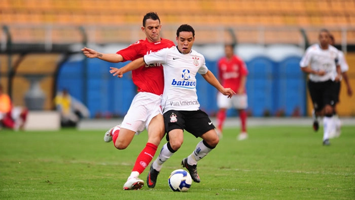 Magrão faz forte marcação em Lulinha, do Corinthians. Foto: VIPCOMM