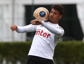 Zagueiro Diego Carlos testou positivo para Covid-19. Foto: Rubens Chiri/saopaulofc.net