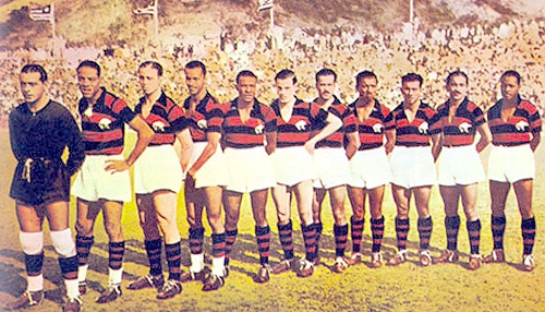 No dia 3 de outubro de 1943, o Flamengo bateu o Vasco por 6 a 2, em General Severiano, e conquistou um de seus bicampeonatos cariocas. Da esquerda para a direita: Jurandir, Domingos da Guia, Perácio, Newton, Jaime, Modesto Bria, Silvio Pirilo, Zizinho, Biguá, Vevé e Jacy