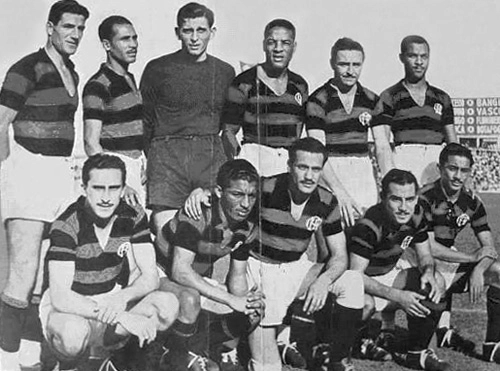 Flamengo, 1942. Em pé: dois jogadores não identificados, Yustrich, Domingos da Guia, Artigas e Newton. Agachados: Valido, Zizinho, Pirilo, Nadinho e Vevé.