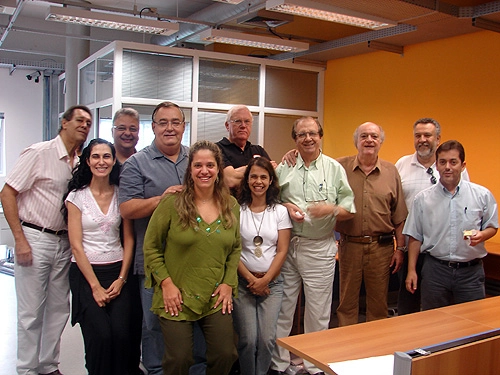 Carvalho é o primeiro à esquerda, na redação da Rádio Bandeirantes, um reduto de amigos