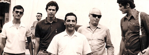 Personagens do Palmeiras em 1969. Da esquerda para a direita vemos Pio, Leão, o massagista do clube, doutor Nelson Rossetti e o professor Santo Baldacim