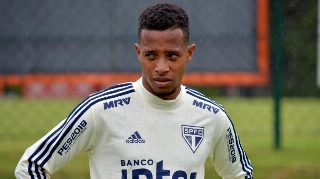 Tchê Tchê desfalca o São Paulo em treino por causa de dores musculares