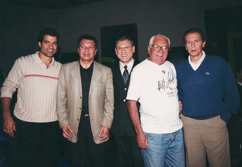 Em 2002, nos estúdios na Rede Record de Televisão, da esquerda para à direita: Raí, Figueroa, Milton Neves, Nilton Santos e Emerson Leão