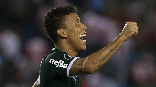 Laterais longos de Marcos Rocha s&atilde;o uma arma ofensiva do Palmeiras
