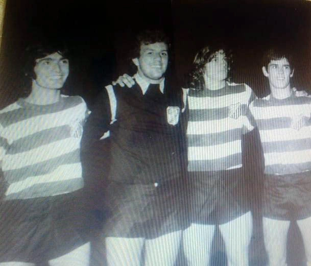 O goleiro Leonetti (Saad) posou com amigos do XV de Piracicaba antes de jogo nos anos 70. Da esquerda para a direita: Tatau, Leonetti, Armando e Gatãozinho. Foto: arquivo pessoal de Leonetti
