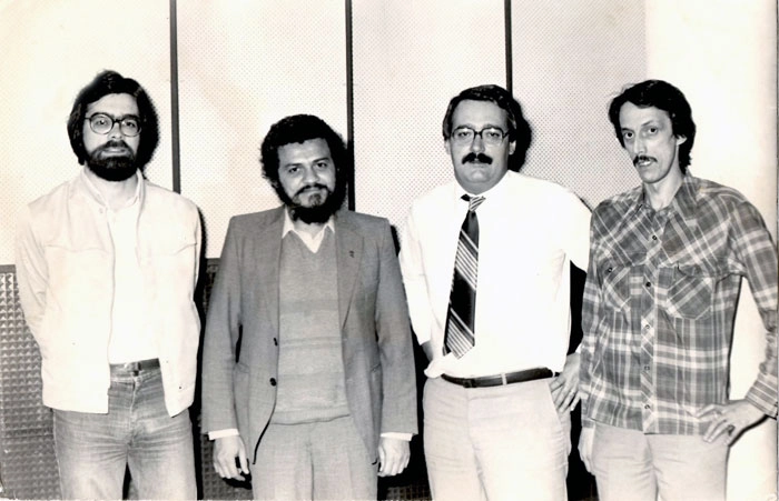 Estúdios da Rádio Bandeirantes em 1983. Na foto estão Nivaldo Nocelli (Produtor), Taiguara (Cantor), José Nello Marques (Apresentador) e José Maria Scaquetti (Locutor)