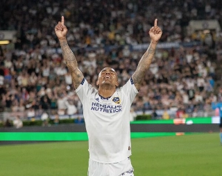 Douglas jogando pelo LA Galaxy, dos Estados Unidos. Foto: Divulga&ccedil;&atilde;o