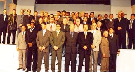 Quase 50 goleiros que passaram por grandes clubes nacionais e pela Seleção Brasileira. Da esquerda pra direita, o segundo, na fileira mais abaixo (em primeiro plano) é Jairo, ex-goleiro do Corinthians. O quinto dessa mesma fila é o também ex-goleiro do Corinthians Ado. Do seu lado direito está Leão. Atrás de Ado, do lado esquerdo, está Raul Plassmann, ex-goleiro do Flamengo. Ao seu lado (esquerdo), com sua inconfundível barba, está Rodolfo Rodriguez, o inesquecível goleiro do Santos