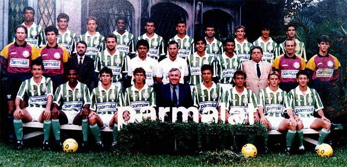 Veja uma das primeiras formações do Palmeiras com a Parmalat, no início dos anos 90. Na fileira de trás, da esquerda para a direita, vemos: Tonhão, Dida, César Mendes, Luiz Henrique, Marcinho, Biro, Jorginho, Odair, Betinho e Fred. No meio, o primeiro é o ex-goleiro Carlos, seguido por Sérgio, Gilberto Cipullo, Toninho Cecílio, Nelsinho Baptista, Flávio Trevisan, Alexandre Rosa, William, cartola Adriano Beneducce, Ivan e o ainda cabeludo Marcos. Sentados, aparecem: Dorival Jr. (conhecido só por Júnior), César Sampaio, Paulo Sérgio (que fez o primeiro gol da era Parmalat), Daniel Frasson, dirigente Carlos Bernardo Facchina Nunes, Magrão, Marques, Galeano e Edu Marangon. A foto foi enviada por Alexandre Hércules