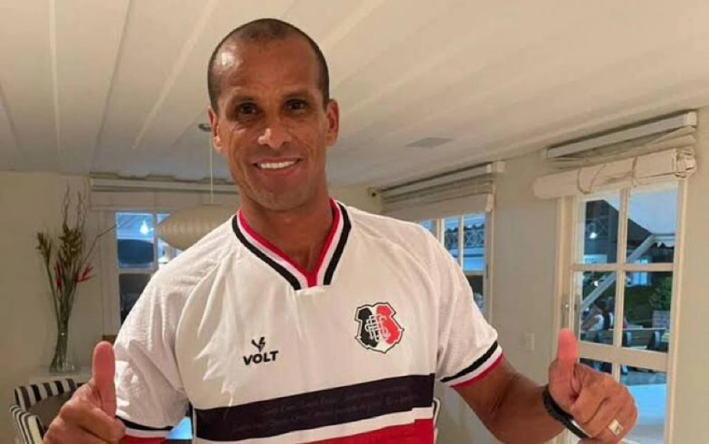 Em abril de 2022, com uma camisa de seu primeiro clube profissional, o Santa Cruz (PE). Foto: arquivo pessoal de Rivaldo