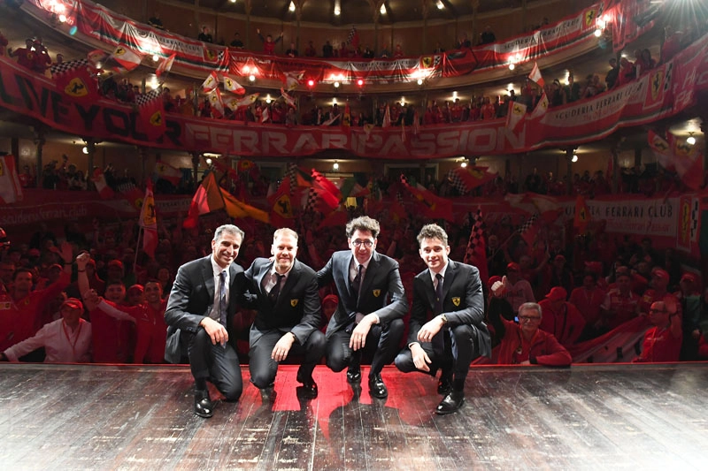 Marc Gené, Sebastian Vettel, Mattia Binotto e Charles Leclerc no palco do Teatro Romolo Valli, em Reggio Emilia em 11 de fevereiro de 2020, dia do lançamento do novo carro da Ferrari da F1, a SF1000. Foto: Divulgação/Scuderia Ferrari