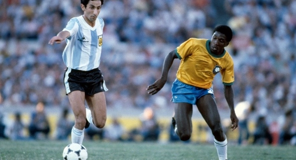 Ardiles dribla Paulo Isidoro em 1981, jogo válido pela Copa de Oro. A partida entre Brasil e Argentina acabou empatada em 1 a 1. Foto: Divulgação/Fifa