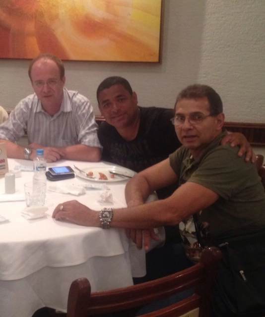 Jantando com os craques. Da esquerda para a direita, Rogério Assis, Vampeta e Oscar Roberto Godoi. Foto enviada por Rogério Assis