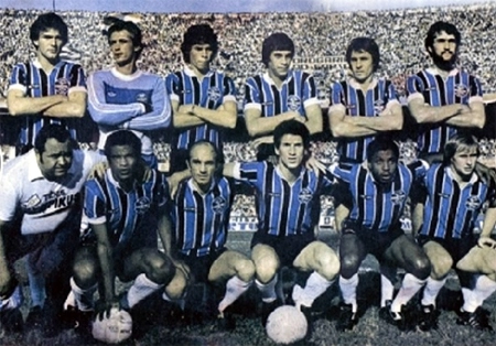 Este Grêmio calou o Morumbi na decisão do Campeonato Brasileiro de 1981 ao vencer o São Paulo por 1 a 0. Em pé estão Newmar, Leão, Paulo Roberto, China, Casemiro e De León; agachados vemos massagista Banha, Tarciso, Vilson Taddei, Baltazar, Paulo Isidoro e Odair