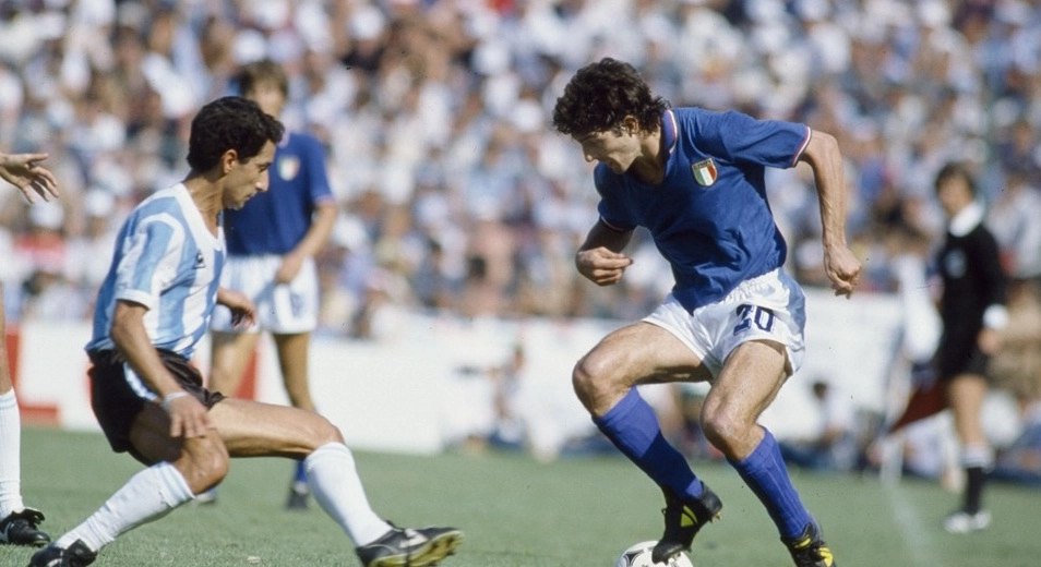 Paolo Rossi encara a marcação de Osvaldo Ardiles durante a vitória da Itália por 2 a 1 contra a Argentina. Jogo válido pela segunda fase da Copa do Mundo de 1982. Foto: Divulgação/Fifa