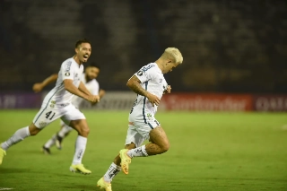 Soteldo marcou um golaço de falta e garantiu a classificação do Peixe. Foto: Ivan Storti/Santos FC