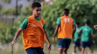Miguel em treinamento com o elenco profissional do Fluminense. Foto: Divulgação