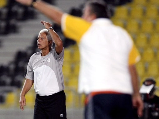 Até no Catar, Leão dá um jeito de reclamar da arbitragem. Em primeiro plano, desfocado, está Sebastião Lazaroni, técnico do Brasil na Copa de 90. Foto: Reuters