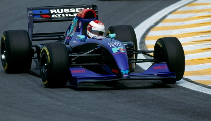 Em 27 de março de 1994, sua estreia na Fórmula 1 com o carro número 32 da Simtek-Ford, durante treino para o GP do Brasil, em Interlagos. Ratzenberger não participou da  prova (vencida pelo alemão Michael Schumacher, da Benetton-Ford), pois não conseguiu tempo de classificação. Ele fez o 27º tempo entre os 28 inscritos e apenas 26 participaram da corrida. Foto: Divulgação