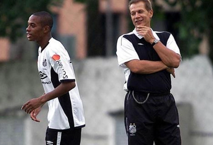 Em 2002, o técnico Emerson Leão, lapidou vários bons jogadores no elenco do Santos Futebol Clube. Entre eles Robinho, que posteriormente sagrou-se campeão brasileiro na mesma temporada cujo treinador era o ex-goleiro Leão. Foto: iG