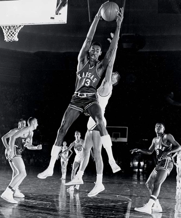 Wilt Chamberlain Facts - Há exatos 22 anos, falecia Wilt Chamberlain. O  melhor jogador da história do basquete morreu de infarto em sua casa, aos  63 anos. Naquele ano, os 76ers homenagearam