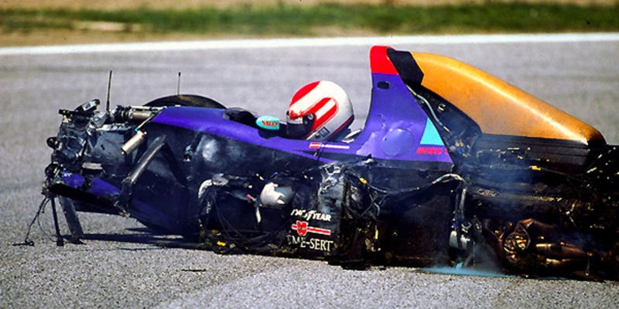 Ímola.,30 de abril de 1994. O austríaco logo após chocar sua Simtek-Ford a cerca de 300 km/h contra um muro, no acidente que lhe tirou a vida. Foto: Divulgação